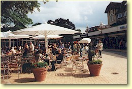 Cafs laden in der Fugngerzone zum Verweilen ein. 